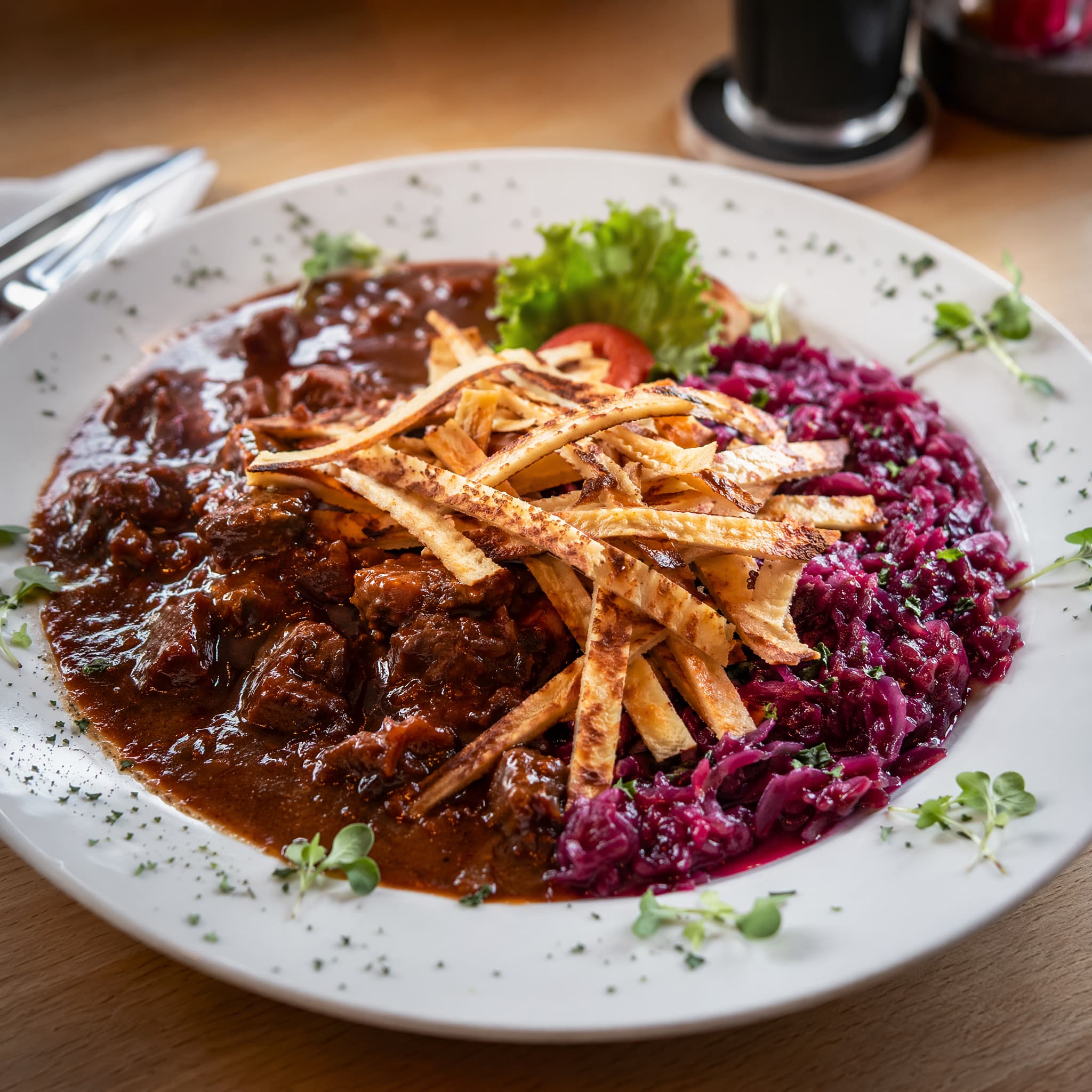 Rindergulasch mit Pfannkuchenstreifen