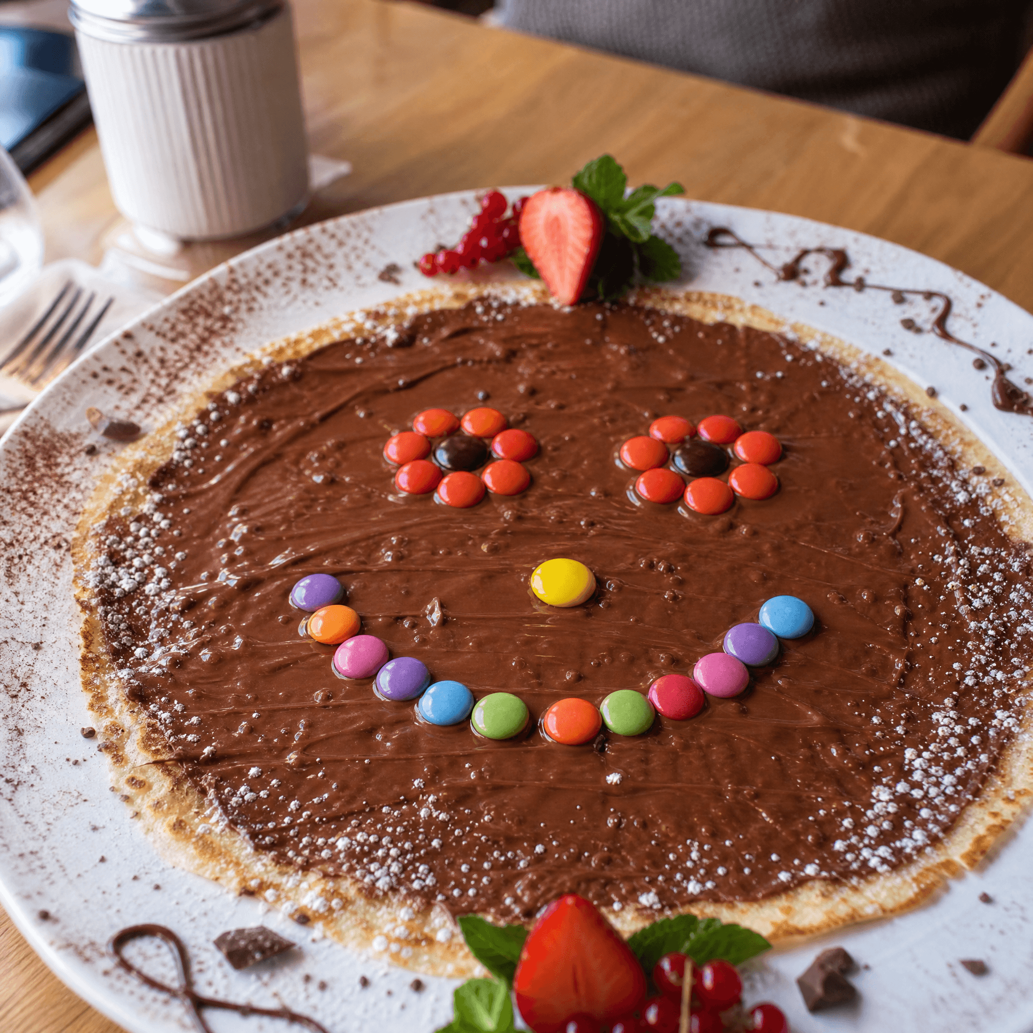 Pfannkuchen mit Nutella und bunten Schokolinsen